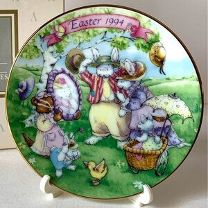 Avon ALL DRESSED UP Easter 1994 5" Plate w/Bunnies 22k Gold Trim & Stand NIB
